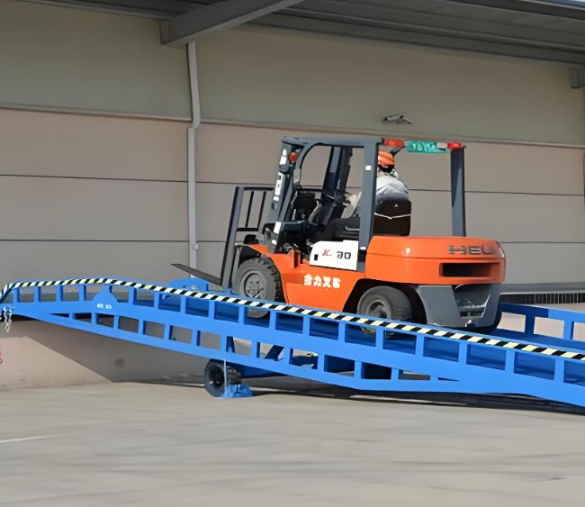 昌吉移动式卸货平台（叉车用）